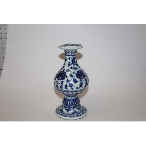 809 - A Chinese blue and white wine or sake ewer decorated with scrolling foliage and cut flowers, 20cm hi... 