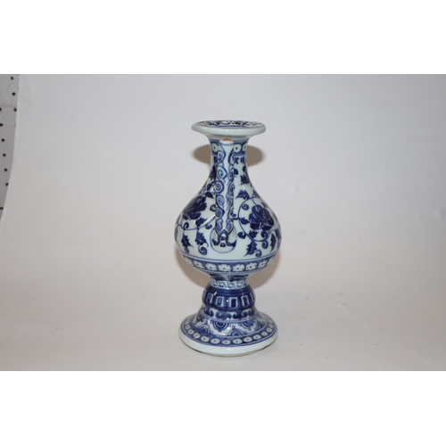 809 - A Chinese blue and white wine or sake ewer decorated with scrolling foliage and cut flowers, 20cm hi... 