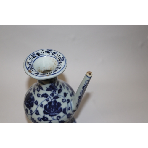 809 - A Chinese blue and white wine or sake ewer decorated with scrolling foliage and cut flowers, 20cm hi... 