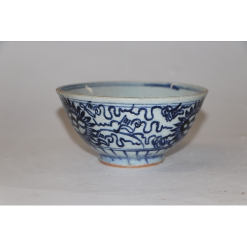 892 - A Chinese blue and white footed bowl decorated with dragons amongst clouds with six character blue m... 