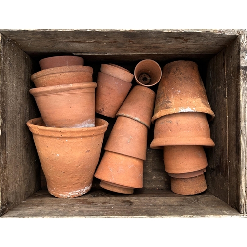 39 - A quantity of terracotta flowerpots.