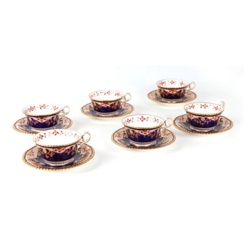 306 - A set of six Copelands tea cups and saucers decorated in the Imari palate, together with a maiolica ... 