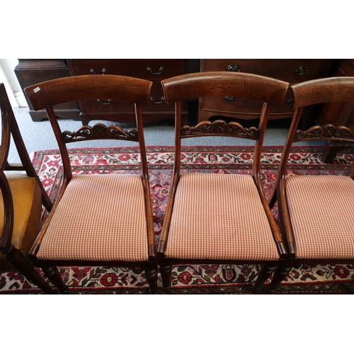 865 - A set of six William IV mahogany dining chairs on turned front supports with upholstered seats (6).