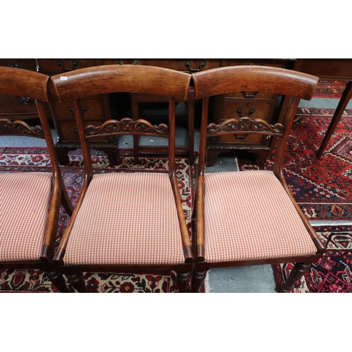 865 - A set of six William IV mahogany dining chairs on turned front supports with upholstered seats (6).