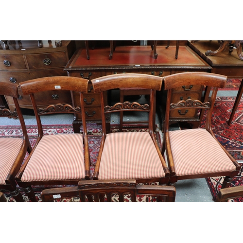 865 - A set of six William IV mahogany dining chairs on turned front supports with upholstered seats (6).