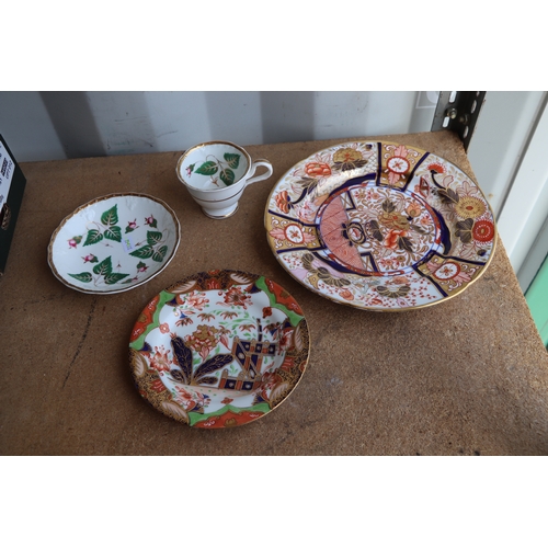 284 - A quantity of early 19th century Imari pattern ceramics to include plates and tea wares.