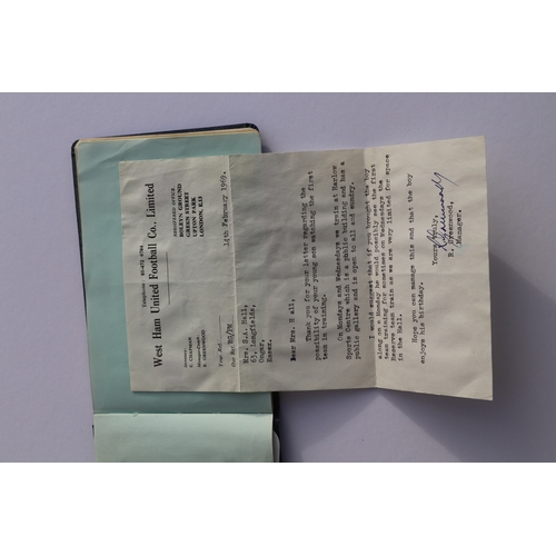 87 - A group of autograph albums to include signatures by Bobby Moore, Barry Sheen, Stan Woods, Barbara W... 