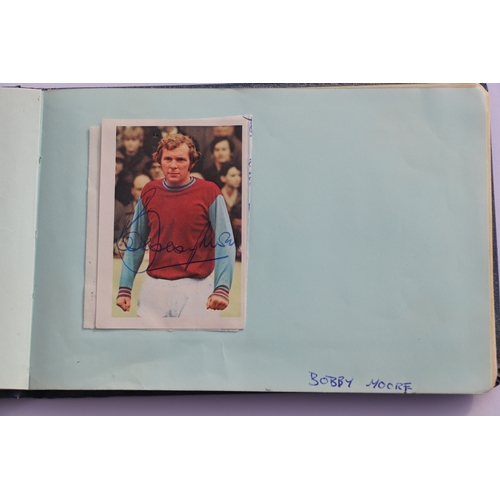 87 - A group of autograph albums to include signatures by Bobby Moore, Barry Sheen, Stan Woods, Barbara W... 
