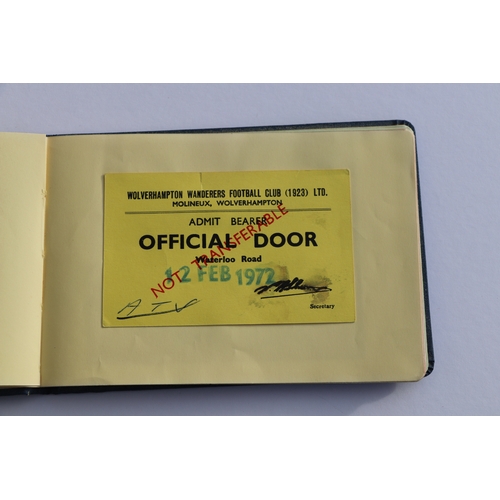 87 - A group of autograph albums to include signatures by Bobby Moore, Barry Sheen, Stan Woods, Barbara W... 