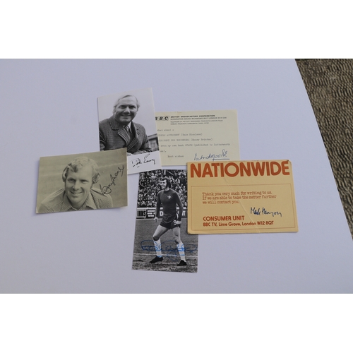 87 - A group of autograph albums to include signatures by Bobby Moore, Barry Sheen, Stan Woods, Barbara W... 