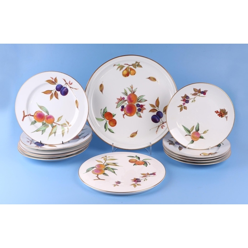 259 - A quantity of assorted Royal Worcester Evesham pattern tea and dinner wares to include tureens and c... 