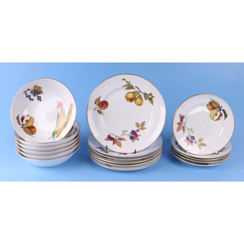 259 - A quantity of assorted Royal Worcester Evesham pattern tea and dinner wares to include tureens and c... 