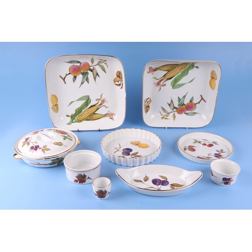 259 - A quantity of assorted Royal Worcester Evesham pattern tea and dinner wares to include tureens and c... 