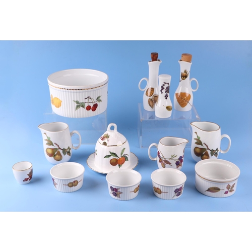 259 - A quantity of assorted Royal Worcester Evesham pattern tea and dinner wares to include tureens and c... 