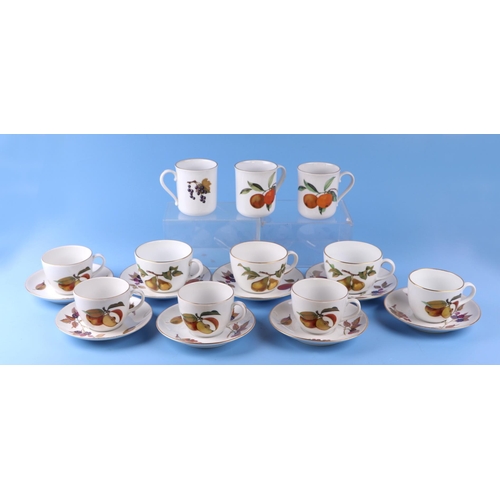 259 - A quantity of assorted Royal Worcester Evesham pattern tea and dinner wares to include tureens and c... 