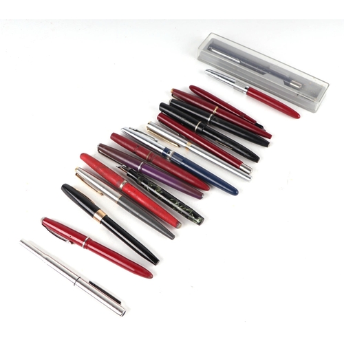 1054 - A quantity of assorted fountain pens to include Parker examples.