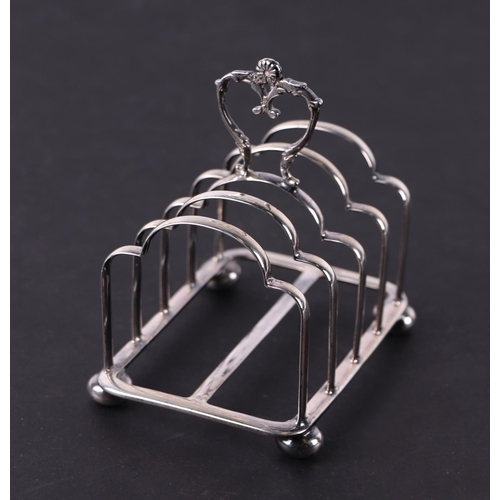 1130 - A George V silver four-division toast rack, Sheffield 1912, 90g, 9.5cms wide.