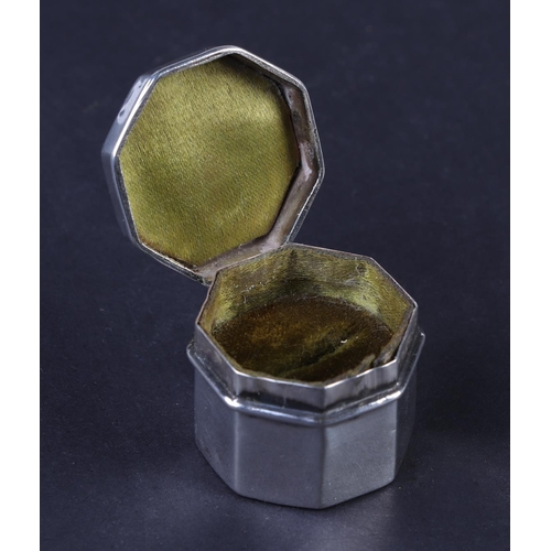 1134 - An Edwardian silver ring box of octagonal form, Birmingham 1904, 3cms wide.