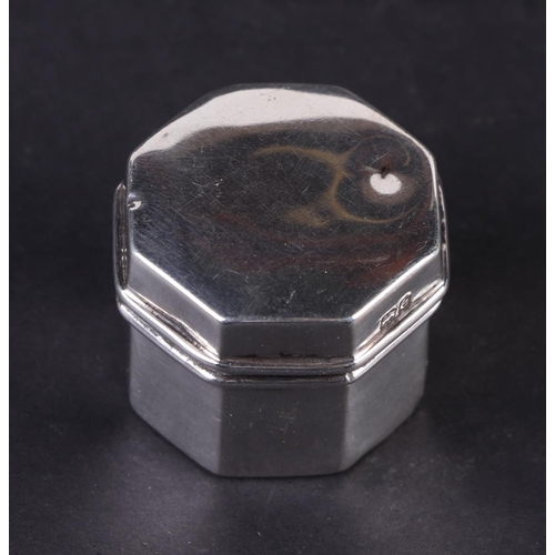 1134 - An Edwardian silver ring box of octagonal form, Birmingham 1904, 3cms wide.