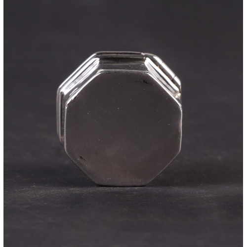 1134 - An Edwardian silver ring box of octagonal form, Birmingham 1904, 3cms wide.