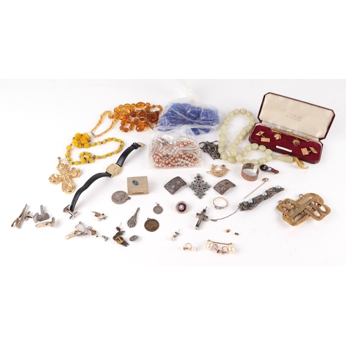 1220 - A quantity of costume jewellery to include a boxed cufflink set and a faceted amber like necklace