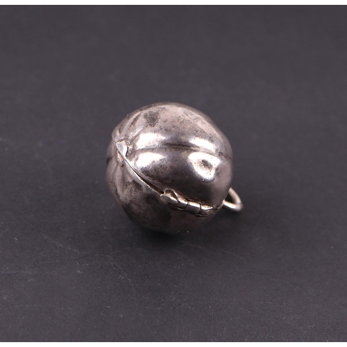 1770 - A Victorian novelty silver vinaigrette in the form of an apple, Birmingham 1883,