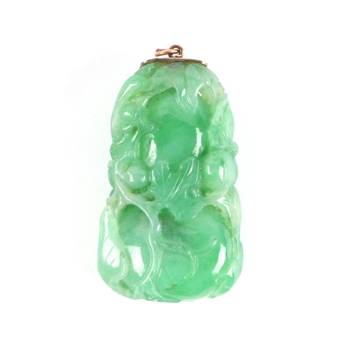 1822 - A fine Chinese green jade double gourd pendant carved with a squirrel and fruit, on a yellow metal s... 