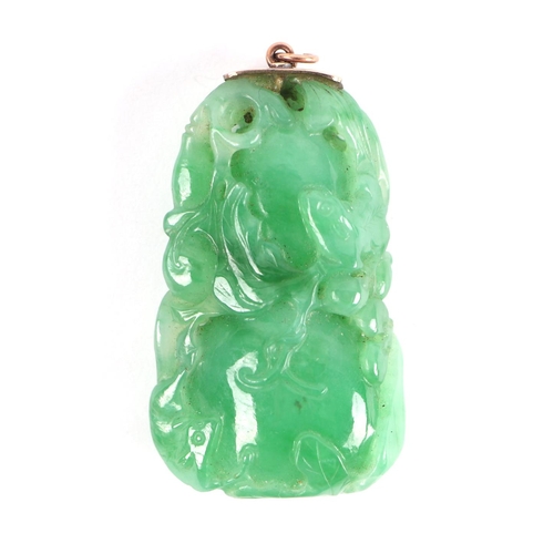 1822 - A fine Chinese green jade double gourd pendant carved with a squirrel and fruit, on a yellow metal s... 