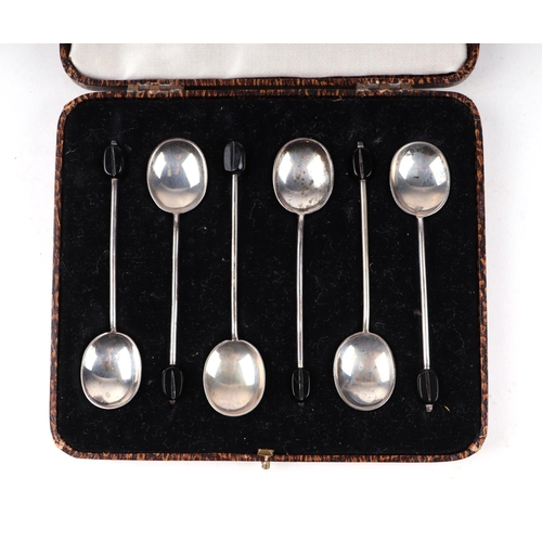 402 - A set of six early 20th century silver coffee spoons with coffee bean finials, Sheffield 1924, 37g, ... 