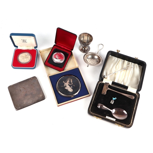 408 - A quantity of silver items, to include boxed Siam silver compact, silver mounted purse and two boxed... 