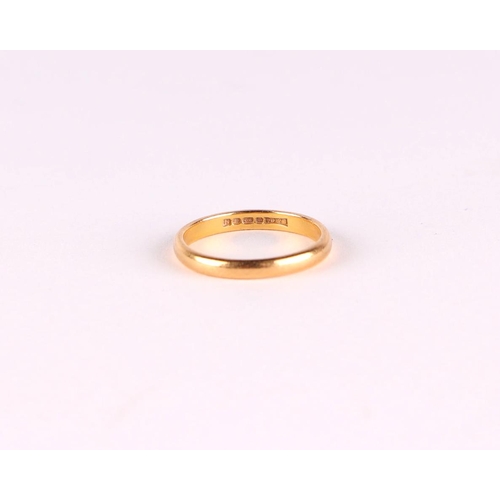 450 - A 22ct gold wedding band, approx UK size N, 3.1g