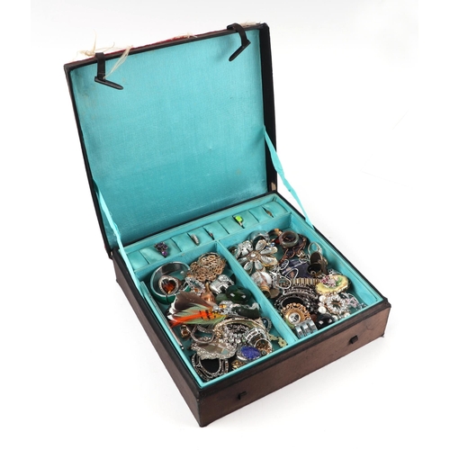 456 - A quantity of costume jewellery to include rings and bracelets.