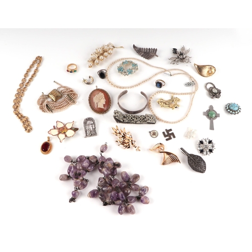 457 - A quantity of costume jewellery to include necklaces and brooches.