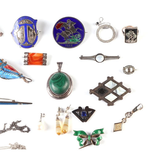 471 - A quantity of silver jewellery to include a floral spray brooch, Scottish hardstone brooches, agate ... 