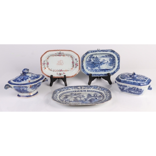 641 - A group of 18th century blue & white porcelain to include two sauce tureens, one with a family crest... 