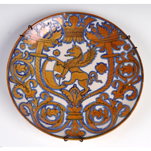 787 - An Italian cantagalli copper luster mailoica armorial dish decorated a central griffin, 25cm diamete... 