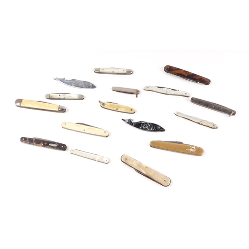 957 - A group of pocket knives to include mother of pearl handled examples