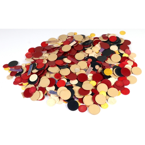 961 - A large quantity of bone and early plastic gaming counters