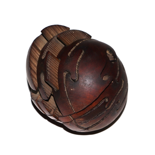 1039 - A 19th century treen on boxwood puzzle ball, approx 7.5cm diameter