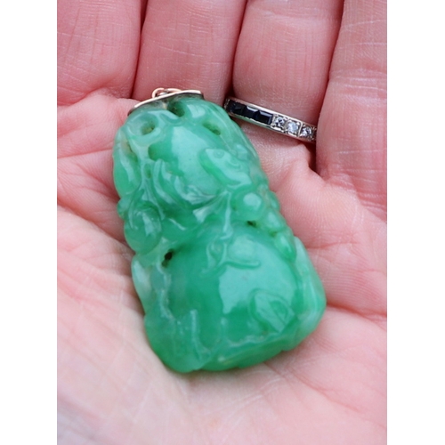 1822 - A fine Chinese green jade double gourd pendant carved with a squirrel and fruit, on a yellow metal s... 