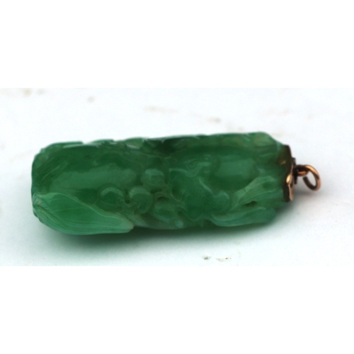 1822 - A fine Chinese green jade double gourd pendant carved with a squirrel and fruit, on a yellow metal s... 