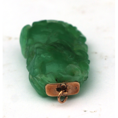 1822 - A fine Chinese green jade double gourd pendant carved with a squirrel and fruit, on a yellow metal s... 