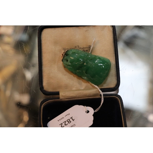 1822 - A fine Chinese green jade double gourd pendant carved with a squirrel and fruit, on a yellow metal s... 