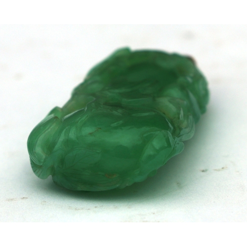 1822 - A fine Chinese green jade double gourd pendant carved with a squirrel and fruit, on a yellow metal s... 