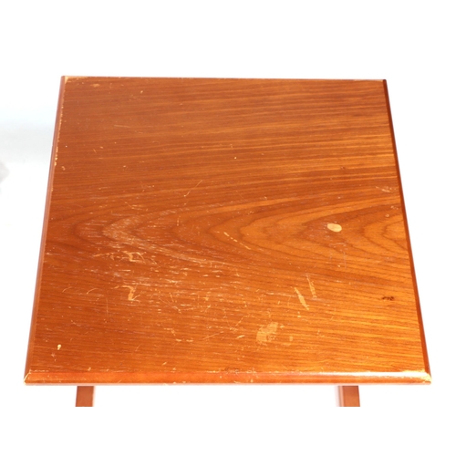 1080 - A nest of three mid century modern design teak occasional tables, the largest 48cms wide.