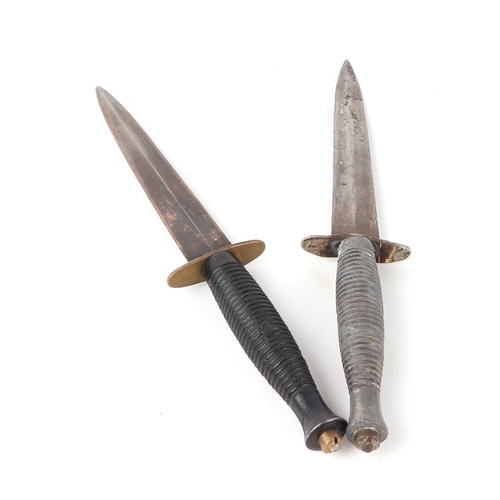 146 - A Fairbairn Sykes style Commando fighting knife, 9cms long; together with another similar smaller 28... 