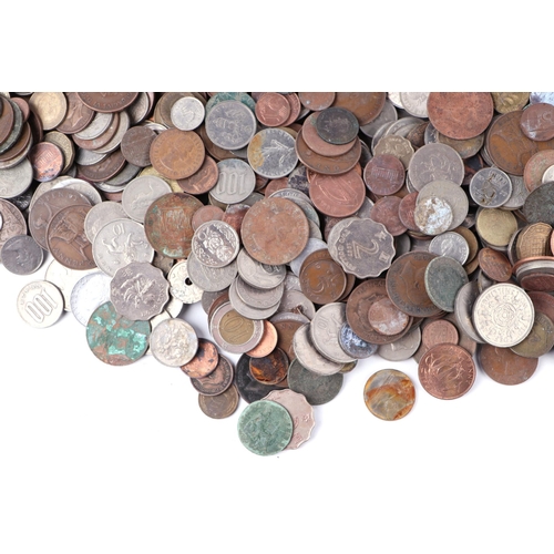 638 - A quantity of loose GB and foreign coinage.