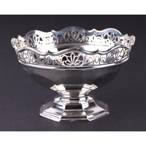 644 - An Edwardian silver footed bowl, the rim with pierced decoration, Sheffield 1909, 352g.