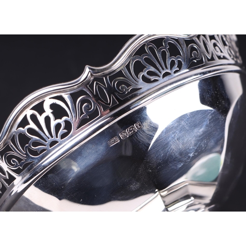 644 - An Edwardian silver footed bowl, the rim with pierced decoration, Sheffield 1909, 352g.