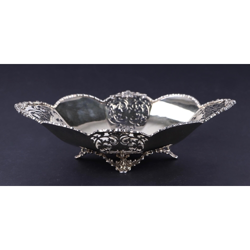 645 - A George V silver fruit dish of lobed form with pierced decoration, London 1932, 417g.